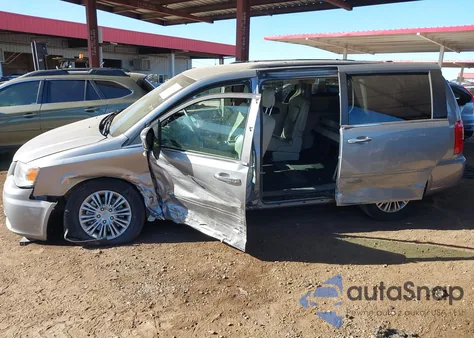 2013 Chrysler Town & Country Touring-L z USA, uszkodzony, nr VIN 2C4RC1CG1DR645636